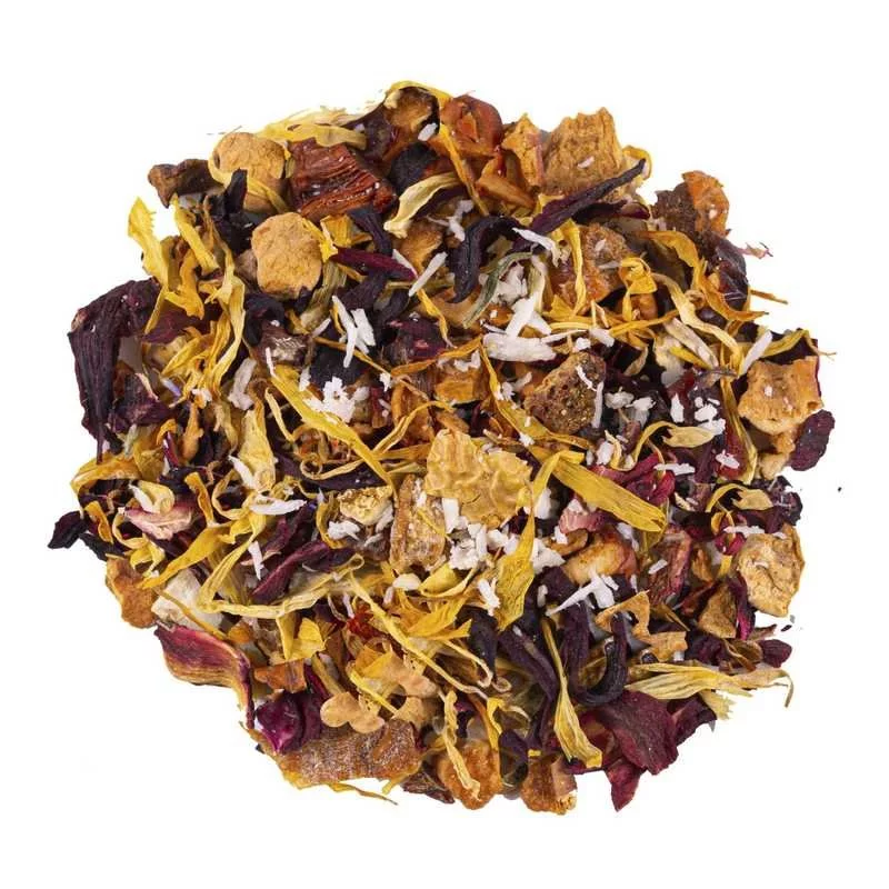 Vysypaný ovocný čaj Coconut Caribbean Dream na bielom pozadí, pohľad zhora