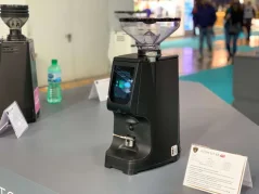 Młynek do kawy Eureka Atom IoT 65, odpowiedni dla kawiarni.