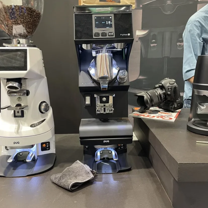 Automatischer Tamper Puqpress M6 mit einem Durchmesser von 58,3 mm, kompatibel mit der Mühle Victoria Arduino Mythos MYG85, sorgt für perfekt gepressten Kaffee.