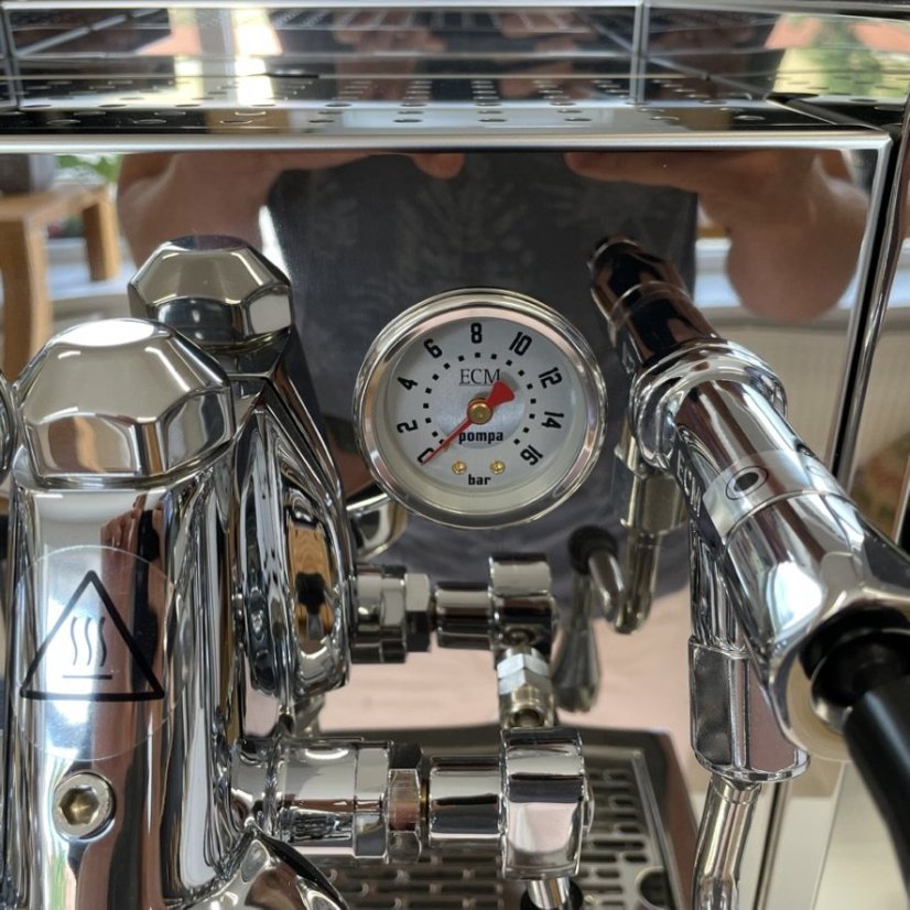 Domáci pákový kávovar ECM Synchronika, vyrobený v Nemecku, ktorý sa vyznačuje vysokou kvalitou a robustným dizajnom.