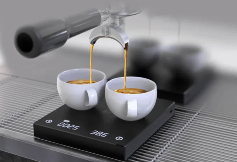 Baristická digitálna váha pri príprave espressa s dvoma espresso šálkami.
