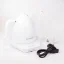 Rýchlovarná kanvica značky Brewista s elegantným husím krkom v bielej farbe vedľa šálky s logom a napájacím káblom