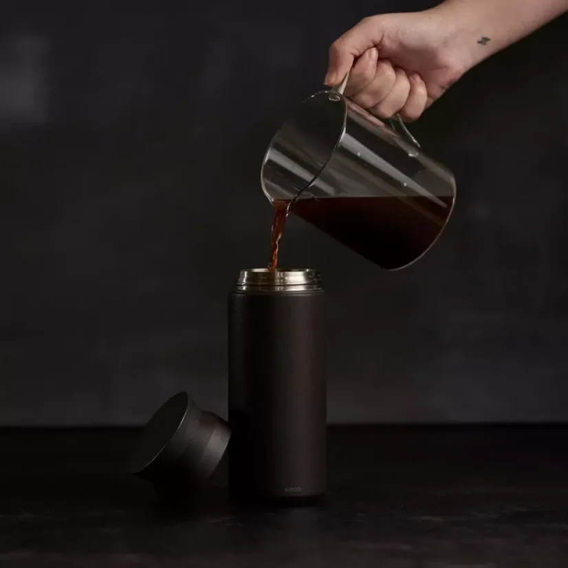 Čierny cestovný termohrnček Kinto Travel Tumbler s objemom 350 ml, vhodný do auta.