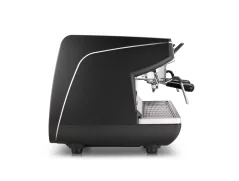 Máquina de café espresso Nuova Simonelli Appia Life 3GR S en color negro con botones programables para configurar fácilmente su bebida favorita.