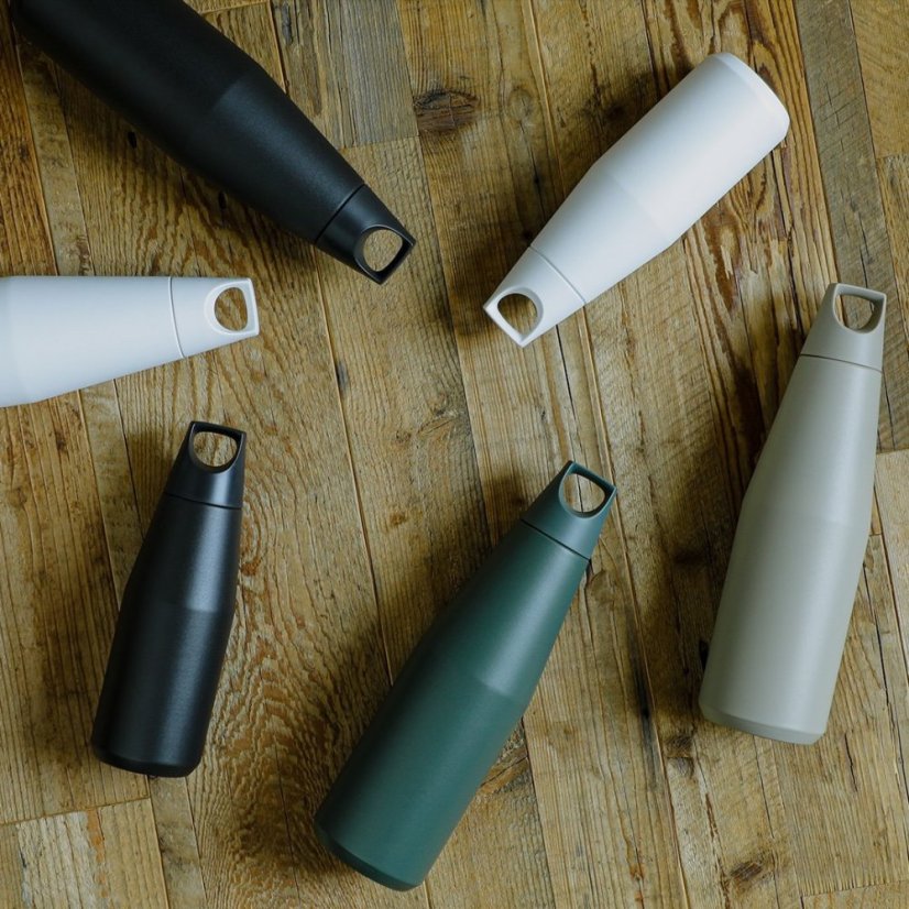 Termohrnček Kinto Trail Tumbler s objemom 580 ml v odtieni Ash Green, ideálny na cestovanie s kávou s udržaním teploty nápoja.