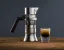Kávéfőző 9Barista espresso kávéval a fa asztalon.