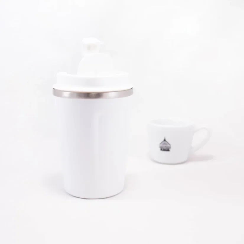White reusable Asobu Cafe Compact travel mug with a capacity of 380 ml, ideal for traveling.
