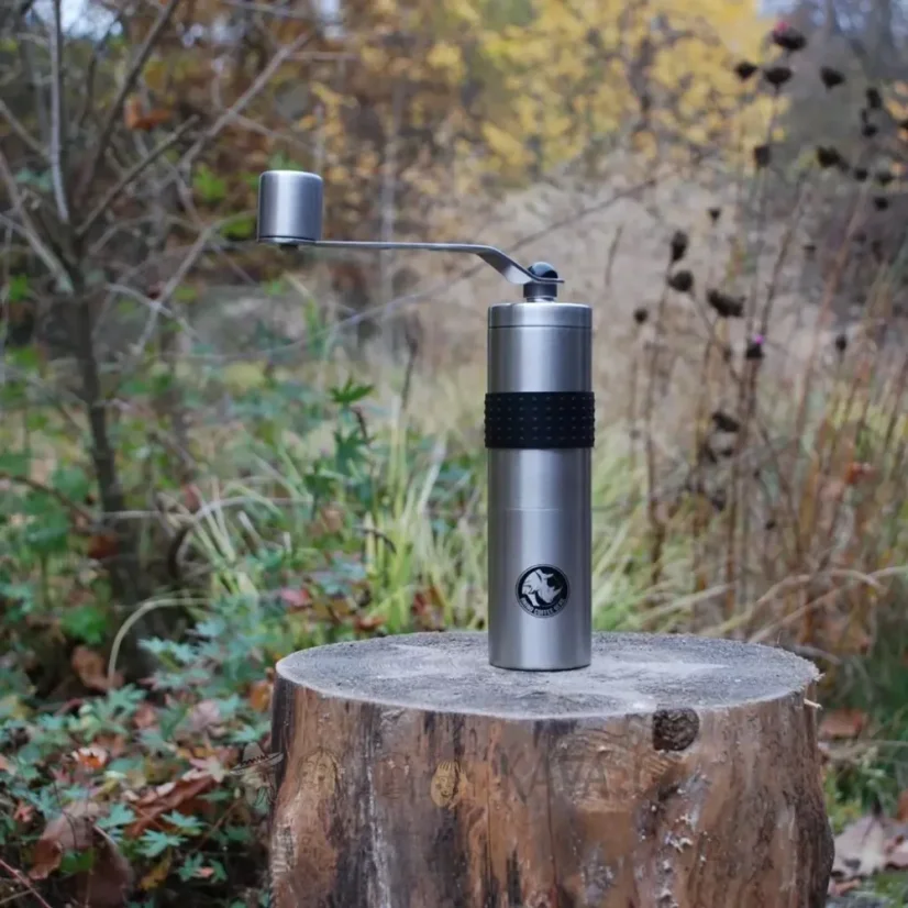 Un moulin à café manuel Rhinowares Ceramill est un accessoire élégant et fonctionnel pour tout amateur de café. Il permet de moudre facilement avec des résultats précis.
