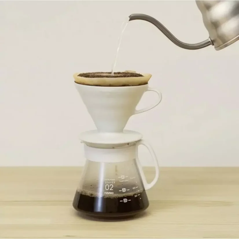 Le set de Dripper en céramique Hario V60-02 a une capacité de 600 ml, idéal pour préparer un café délicieux.