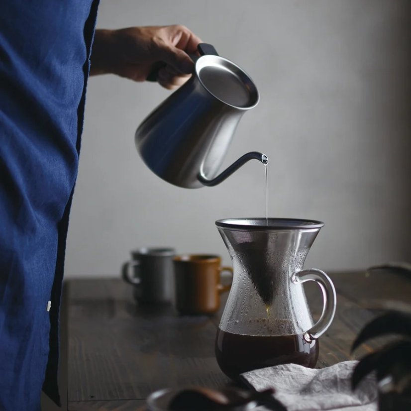 Bereiding van koffie met de Kinto SCS-04 set.