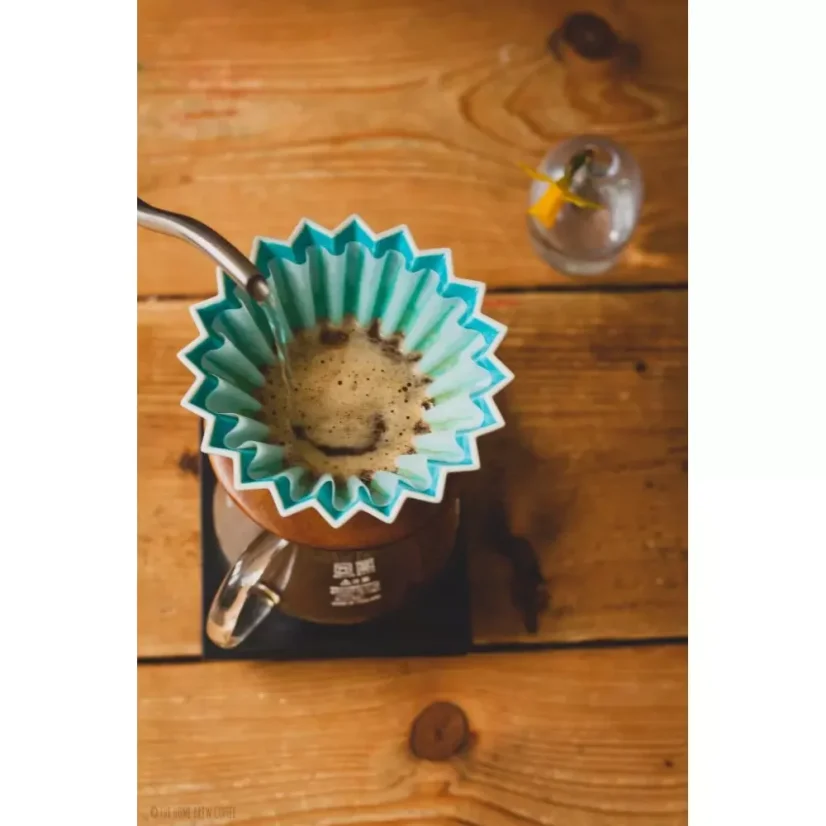 Le dripper Origami S en couleur turquoise est un filtre à café élégant qui apporte un design moderne à votre cuisine.