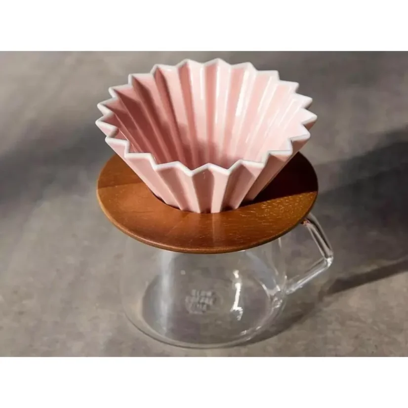 Le dripper origami rose M est un élégant appareil de filtration qui permet de préparer jusqu'à 4 tasses de café délicieux.