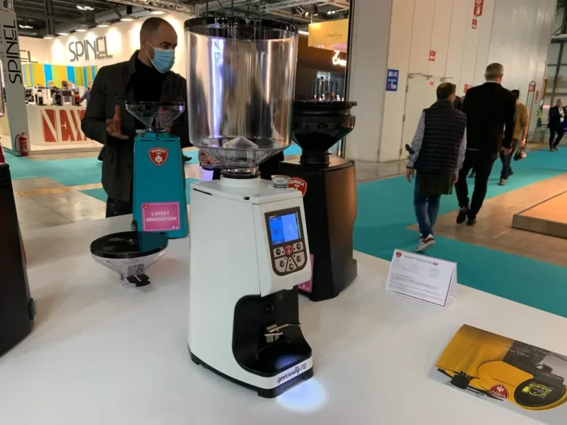 Elektrischer Kaffeemühle Eureka Atom Specialty 75 in schwarzer Farbe mit flachen Mahlsteinen für gleichmäßiges Kaffeemahlen.
