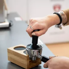 Flat tamper with pressure regulation. Diameter 58.35 mm in black finish.