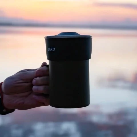 Trinity Zero noir avec une tasse de café préparé.
