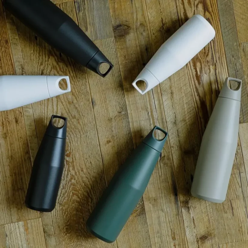 Tasse isotherme Kinto Trail Tumber d'une capacité de 1080 ml dans une élégante couleur noire, idéale pour les voyages.