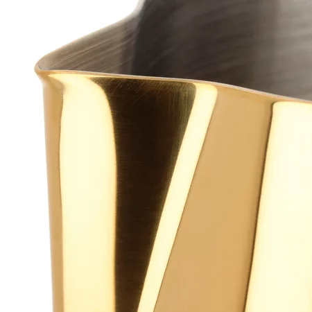 Zlatý džbán na mlieko Barista Space Golden s objemom 600 ml, ideálny na prípravu kávy ako z kaviarne.