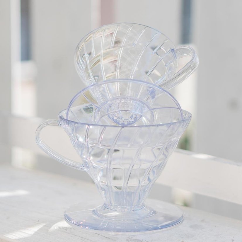Porte-filtre en plastique blanc Hario V60-01, idéal pour préparer du café filtré.