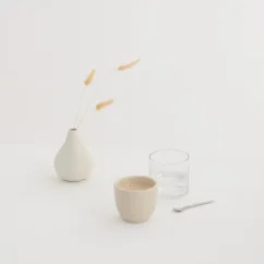 Tasse à café latté Aoomi Iris Mug A03 de 200 ml au design élégant.