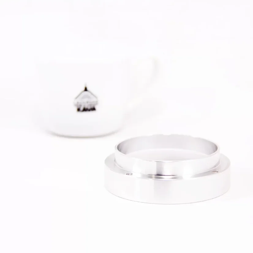 Entonnoir en acier inoxydable de 58 mm sur fond blanc avec une tasse.