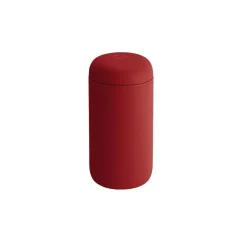 Taza térmica de color rojo oscuro para café.