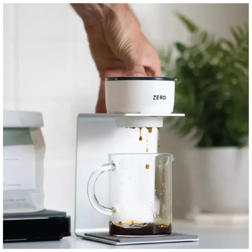 The white Trinity Zero coffee maker with a capacity of 100 ml features an elegant design and efficient coffee brewing.