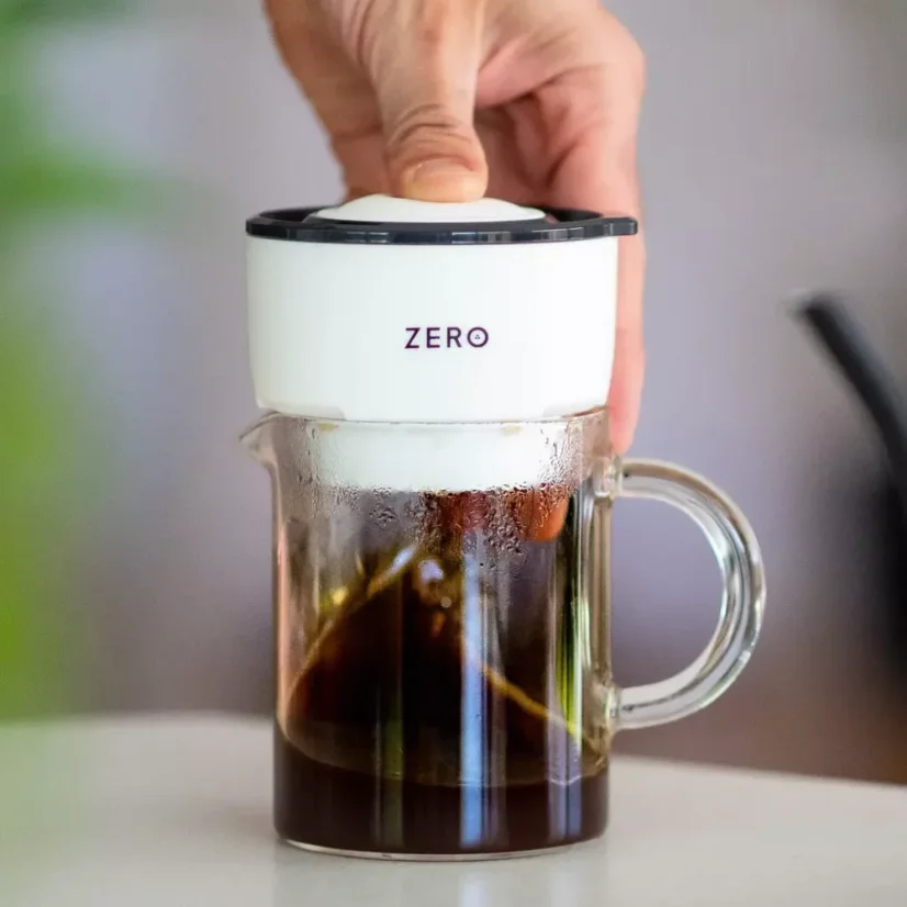 The Trinity Zero white drip coffee maker offers a capacity of 100 ml for brewing delicious coffee.