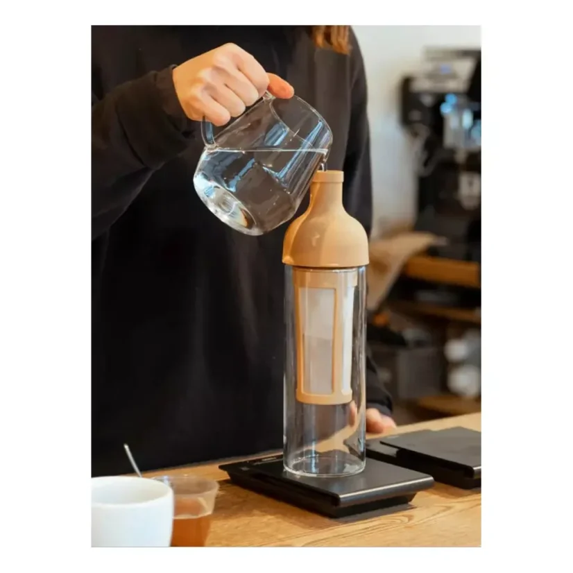 A Hario Filter-in Kávés üveg bézs színben ideális választás a cold brew kávé készítéséhez, amely megőrzi a nagyszerű ízt és aromát.