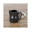 Une petite cafetière noire en forme de porte-clés est un cadeau idéal pour tous les amateurs de café. Une petite cafetière noire en forme de porte-clés est un cadeau idéal pour tous les amateurs de café.