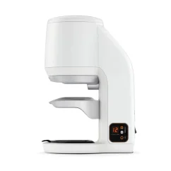 Pohľad zboku na automatický tamper Puqpress Mini 58,3 mm v bielej farbe.