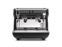 Profesionálny pákový kávovar Nuova Simonelli Appia Life Compact 2GR vo štýlovej čiernej farbe s možnosťou vloženia vlastného receptu na kávu.