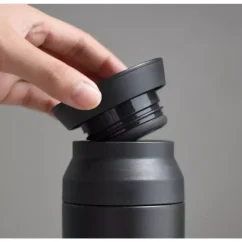 Le tumbler de voyage Kinto en noir d'une capacité de 500 ml est le thermos idéal pour transporter votre café, maintenant sa température plus longtemps. Le tumbler de voyage Kinto en noir d'une capacité de 500 ml est le thermos idéal pour transporter votre café, maintenant sa température plus longtemps.