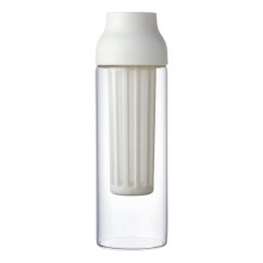 Weißer Kinto Capsule Krug zur Zubereitung von Cold Brew mit einem Fassungsvermögen von 1000 ml.