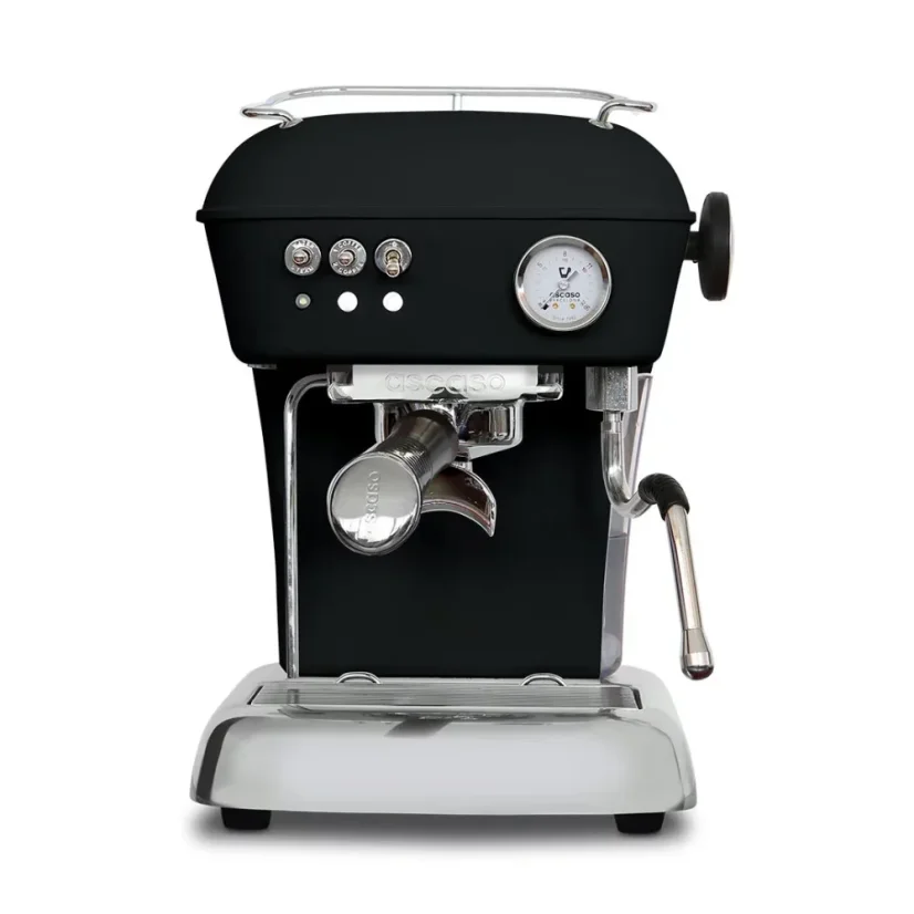 Machine à café à levier domestique Ascaso Dream ONE dans une élégante couleur noire foncée, idéale pour préparer un délicieux Americano.