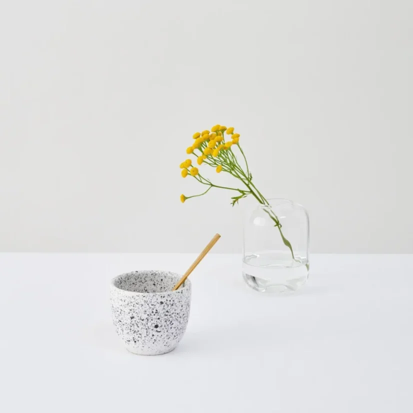 Mug en porcelaine noire Aoomi Mess Mug 03 d'une capacité de 200 ml.