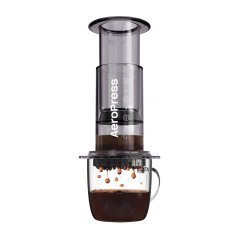 Aeropress Clear Smoked ma piękny kryształowy czarny design.