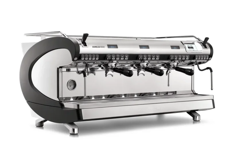Profesionálny pákový kávovar Nuova Simonelli Aurelia Wave T3 3GR v čiernom prevedení so štyrmi bojlery na optimalizáciu prípravy kávy.