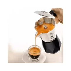 Moka pot voor 2 kopjes koffie met een rijke crema.