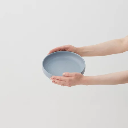 Niebieski talerz do serwowania Aoomi Kobe Platter, idealny do prezentacji ulubionych potraw.