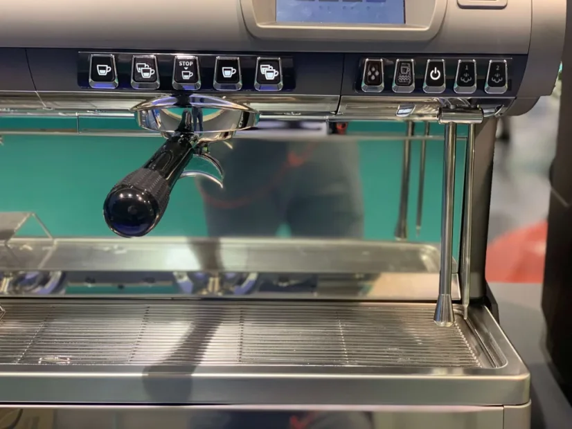 Profesionálny pákový kávovar Nuova Simonelli Aurelia Wave UX 3GR s napätím 380V, ideálny pre kaviarne a reštaurácie.