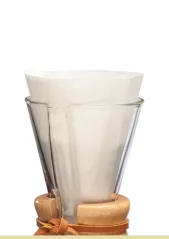 Stikla Chemex galva ar baltu papīra filtru