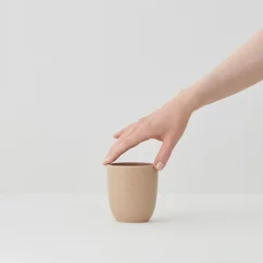 Tasse à café latte Aoomi Sand Mug A02 d'une capacité de 330 ml en couleur sable. Tasse à café latte Aoomi Sand Mug A02 d'une capacité de 330 ml en couleur sable.