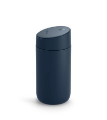 Termobecher in dunkelblau mit 355 ml Fassungsvermögen. Termobecher in dunkelblau mit 355 ml Fassungsvermögen.
