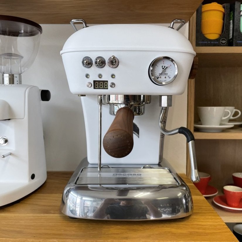 Kompakter Heim-Espressomaschine Ascaso Dream PID in Cloud White mit elegantem Design.
