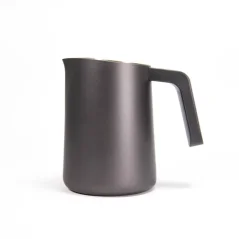 Jarra negra para leche Subminimal Flowtip sobre fondo blanco