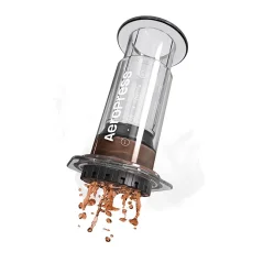 Kávé készítése Aeropressben.