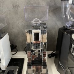 Espressový mlynček na kávu Eureka Mignon Specialita 16CR v elegantnej striebornej farbe.