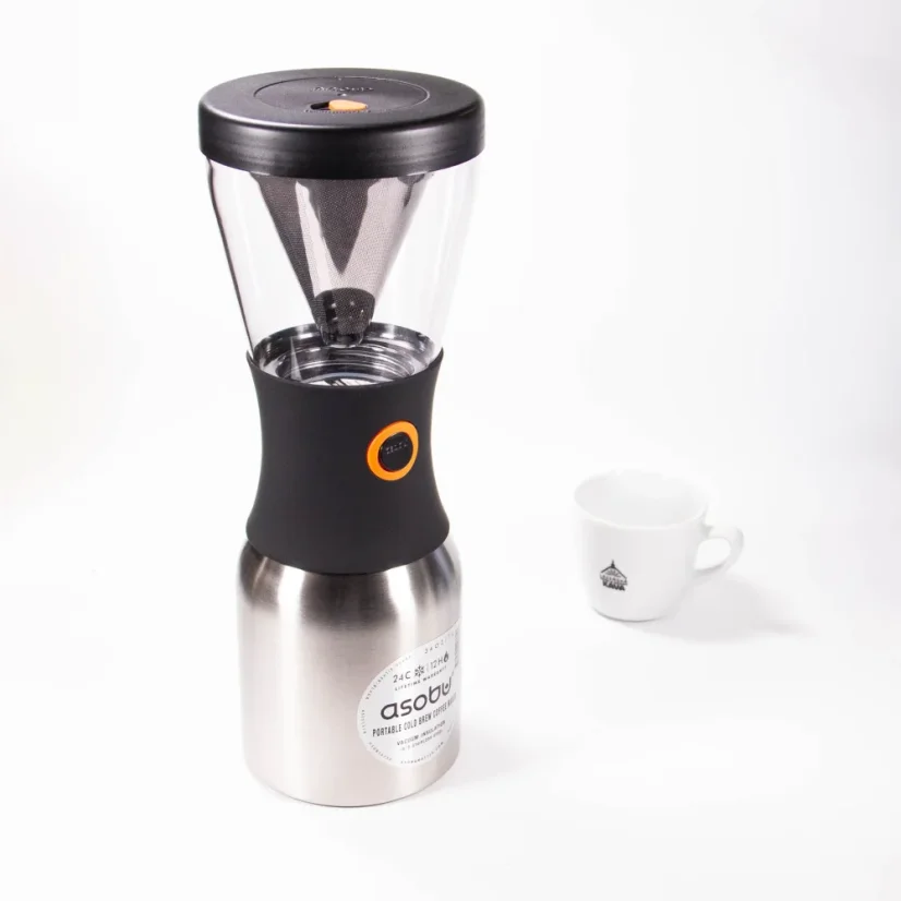 Asobu KB900 pour café infusé à froid, couleur argent, accompagné d'une tasse portant le logo.