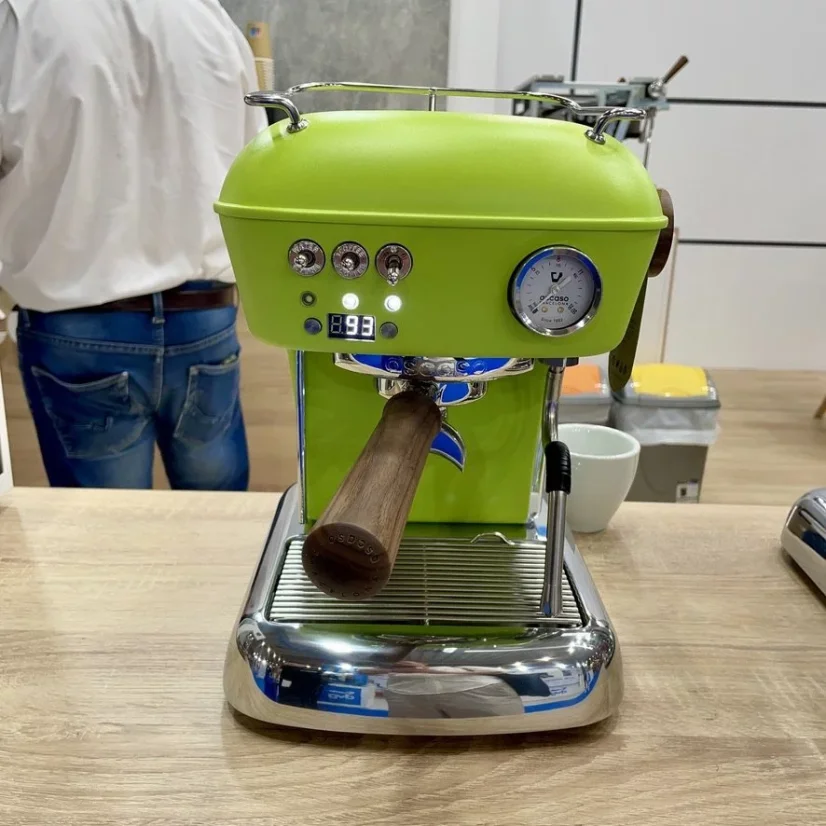Haus-Espressomaschine Ascaso Dream PID Fresh Pistachio in Pistaziengrün mit kreisförmigem Kopf des Kaffeebereiters.