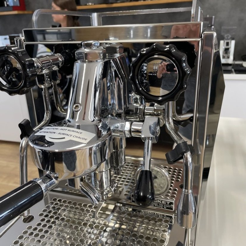 Kávovar Rocket Espresso Giotto Cronometro V, kvalitný domáci pákový kávovar, umožňujúci prípravu lahodného lunga.